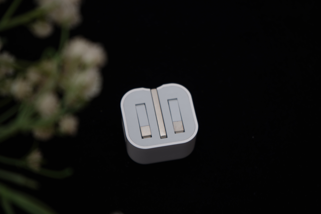 Apple USB Power Adapter 5W Folding Pins product image
