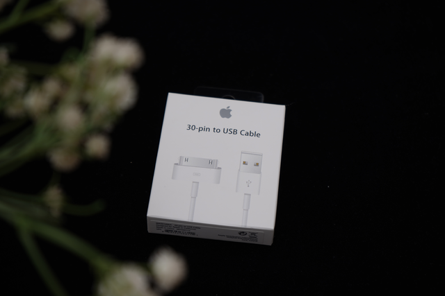Apple 30 -pin to USB Cable White 1M additional product image